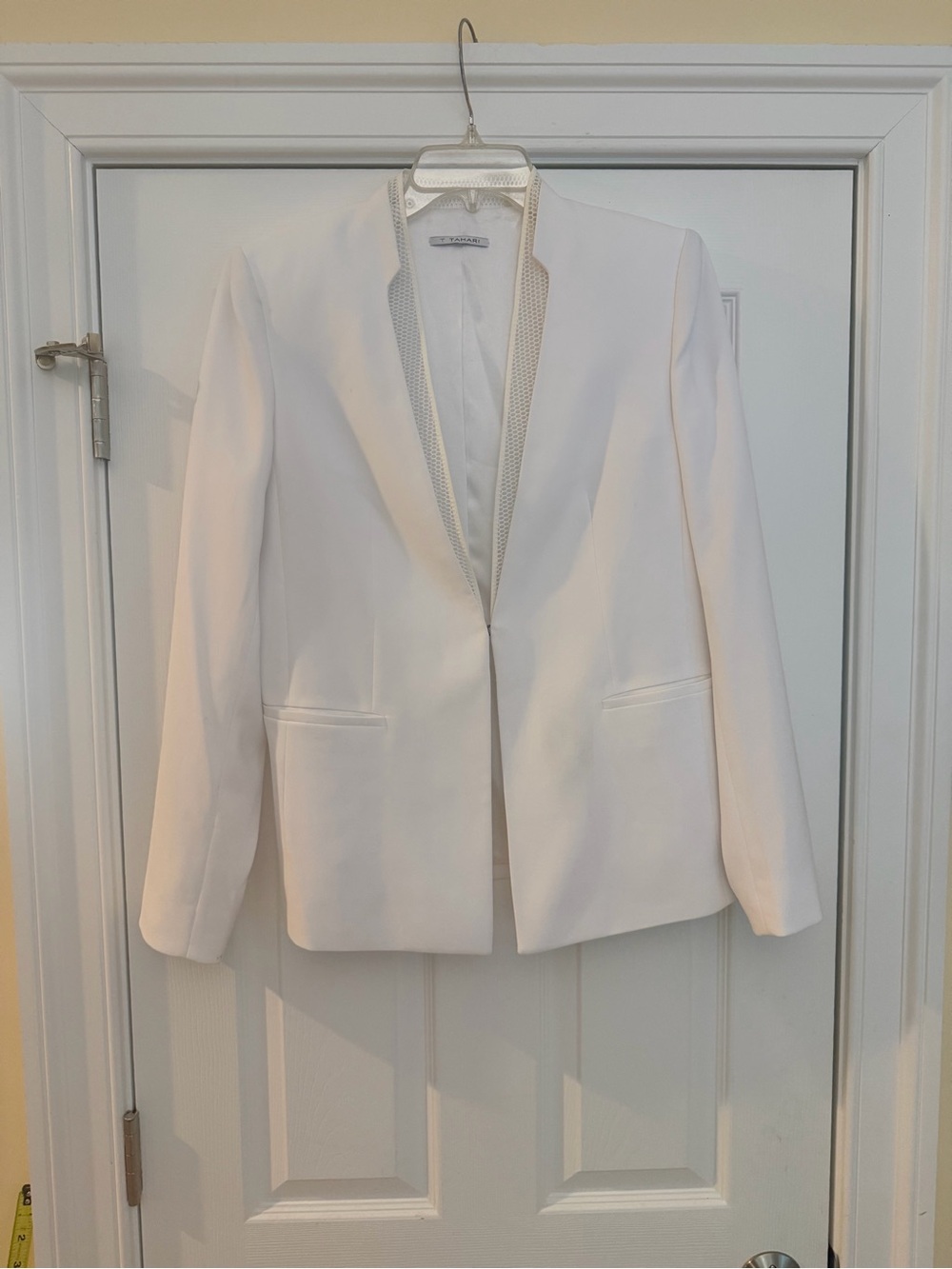Ladies Size Medium "T Tahari" CLASSY White Open-Front Blazer GUC